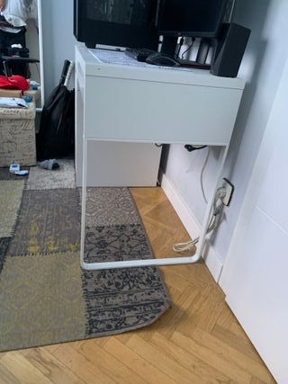 Scrivania bianca con cassettiera e sedia