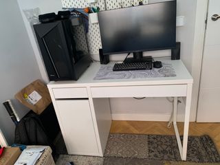 Scrivania bianca con cassettiera e sedia