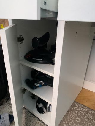 Scrivania bianca con cassettiera e sedia