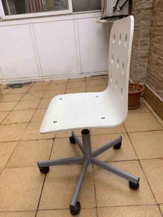 Scrivania bianca con cassettiera e sedia