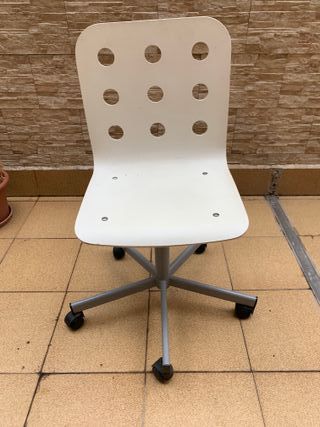 Scrivania bianca con cassettiera e sedia