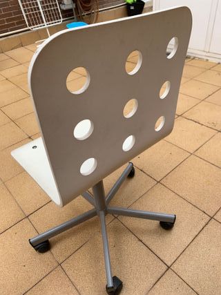 Scrivania bianca con cassettiera e sedia