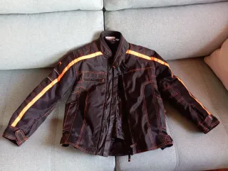 Chaqueta y casco de moto. Infantil