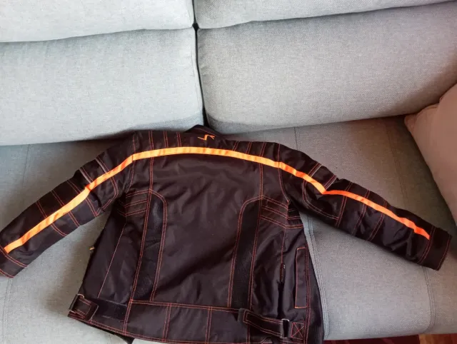 Chaqueta y casco de moto. Infantil