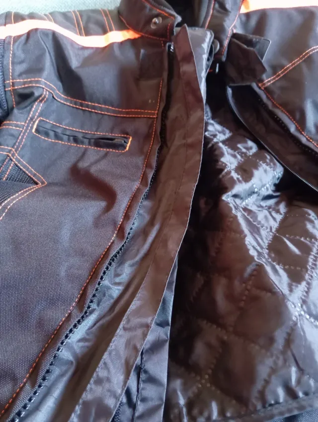 Chaqueta y casco de moto. Infantil