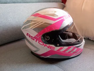 Chaqueta y casco de moto. Infantil