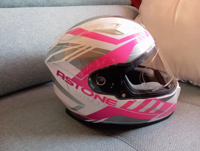 Chaqueta y casco de moto. Infantil