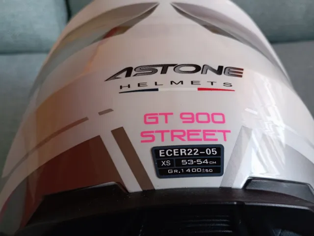 Chaqueta y casco de moto. Infantil