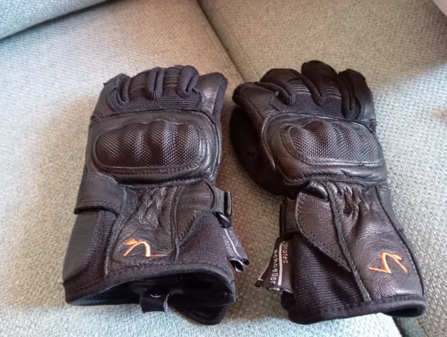 Chaqueta y casco de moto. Infantil