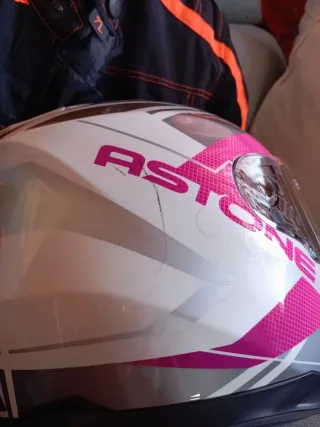 Chaqueta y casco de moto. Infantil