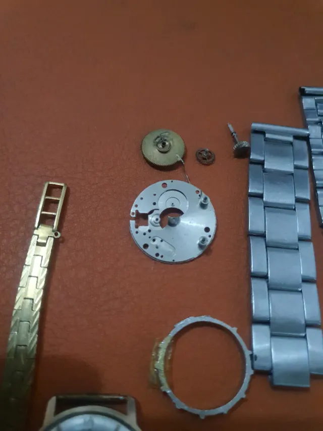 Lotto di orologi e ricambi