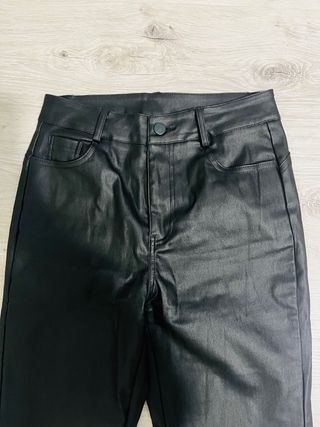 Pantalón efecto piel negro campana