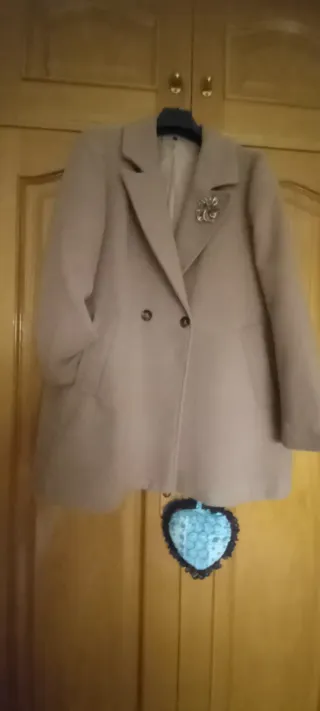 Abrigo paño lana corto beige bolsillos