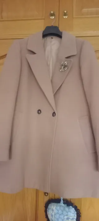 Abrigo paño lana corto beige bolsillos