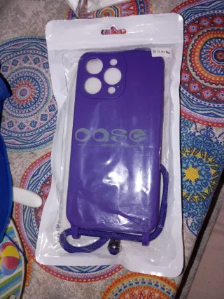 Funda morada colgante iPhone 15 Pro Max