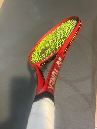 YONEX VCORE 98 Raqueta Tenis. Flame Red.