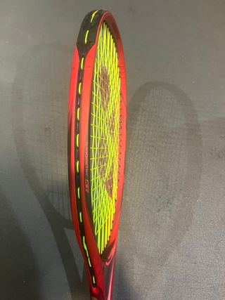 YONEX VCORE 98 Raqueta Tenis. Flame Red.