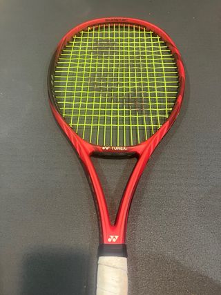 YONEX VCORE 98 Raqueta Tenis. Flame Red.