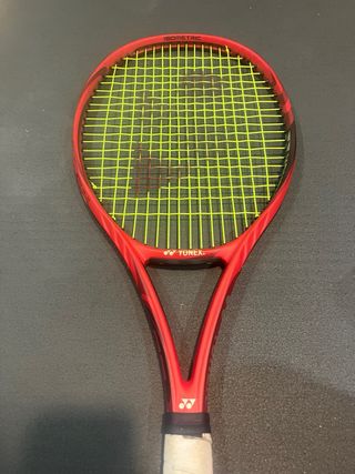 YONEX VCORE 98 Raqueta Tenis. Flame Red.