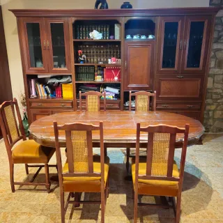 Set Tavolo da Pranzo e Mobile con Vetrine in Legno