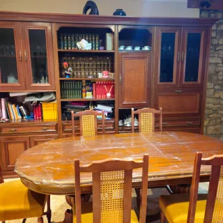 Set Tavolo da Pranzo e Mobile con Vetrine in Legno