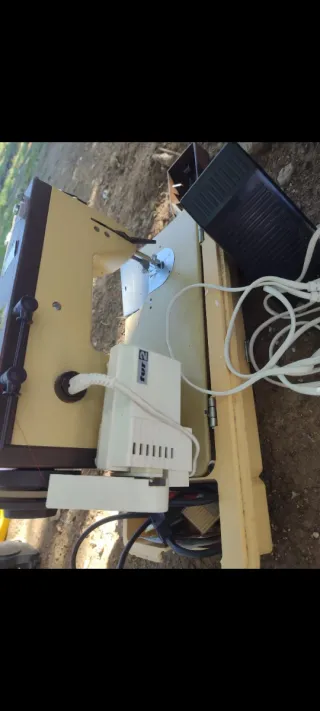 Máquina de coser con pedal