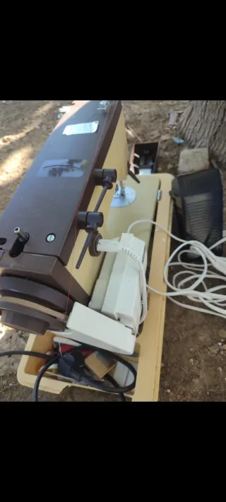 Máquina de coser con pedal