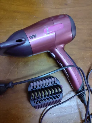 Secador de pelo rosa y negro