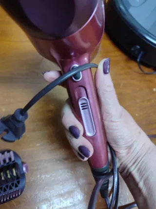 Secador de pelo rosa y negro