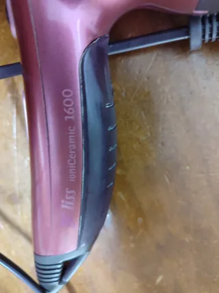 Secador de pelo rosa y negro