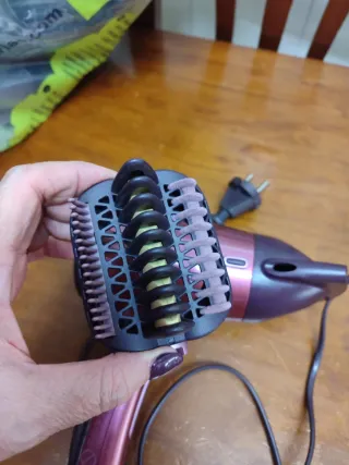 Secador de pelo rosa y negro