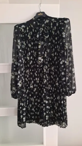 Vestido negro floral Mango