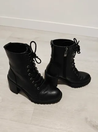 Botas Mustang negras con cordones Talla 37