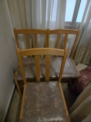 Tres sillas de madera con tapizado