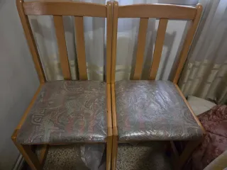 Tres sillas de madera con tapizado