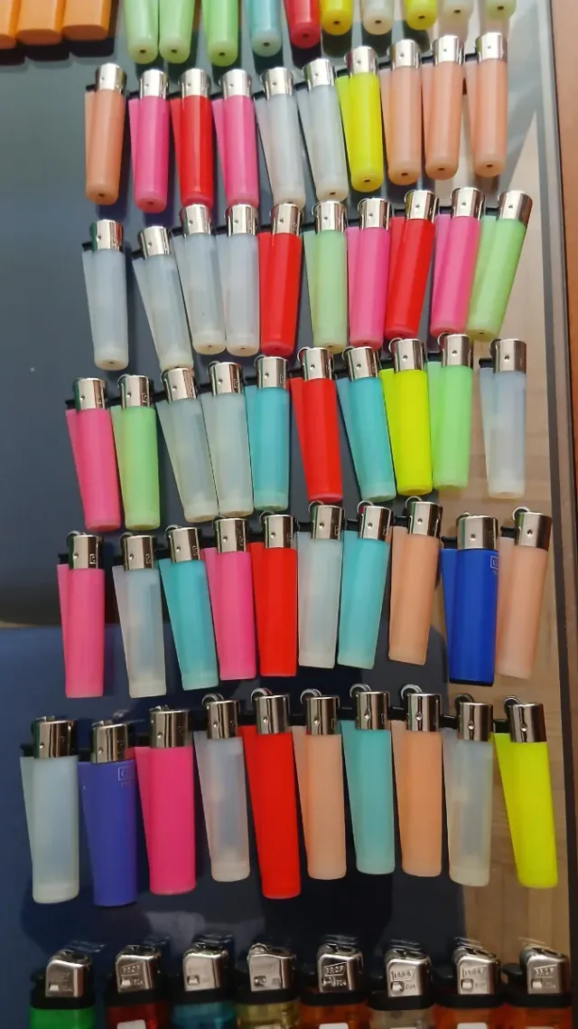 20 accendini a 2€. Lotto di accendini vari