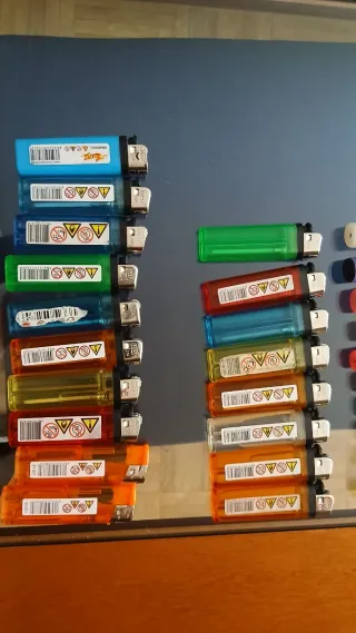 20 accendini a 2€. Lotto di accendini vari