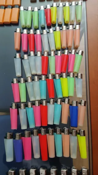 20 accendini a 2€. Lotto di accendini vari