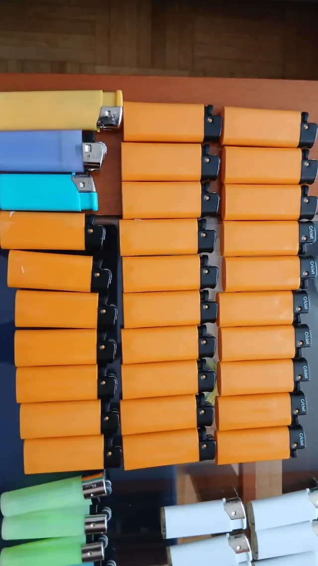 20 accendini a 2€. Lotto di accendini vari