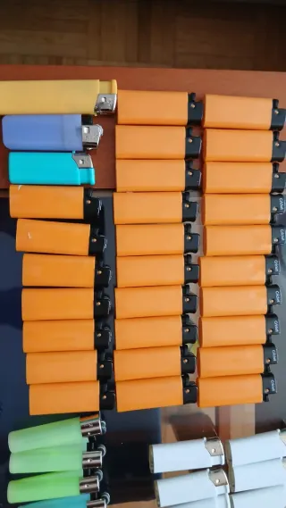 20 accendini a 2€. Lotto di accendini vari