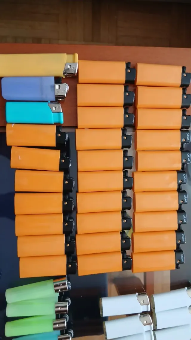 20 accendini a 2€. Lotto di accendini vari