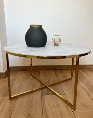 Tavolo da centro effetto marmo bianco e oro