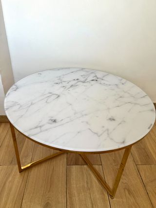 Tavolo da centro effetto marmo bianco e oro