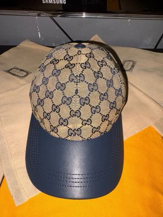 Gorra gucci Beige y Azul con su etiqueta y su bols