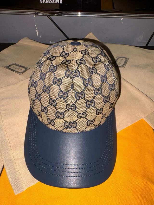 Gorra gucci Beige y Azul con su etiqueta y su bols