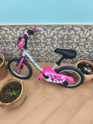 Bicicleta infantil rosa y gris decathlon