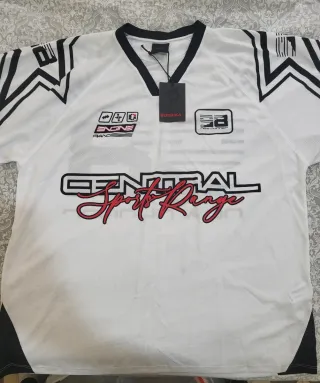 Camiseta Bershka Central Sports Range