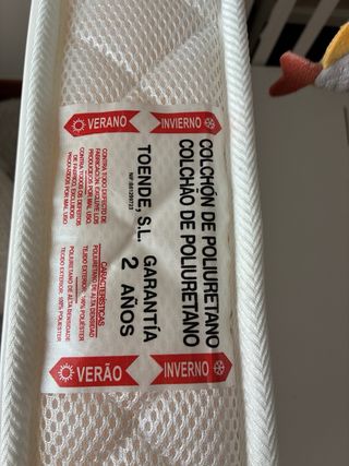 Cuna de bebé blanca y colchón