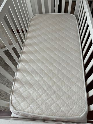 Cuna de bebé blanca y colchón
