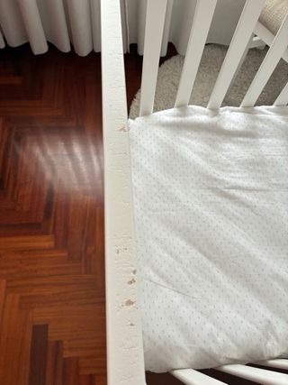 Cuna de bebé blanca y colchón